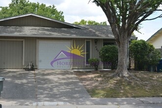 Building Photo - 4821-4823 Mary Kate Dr