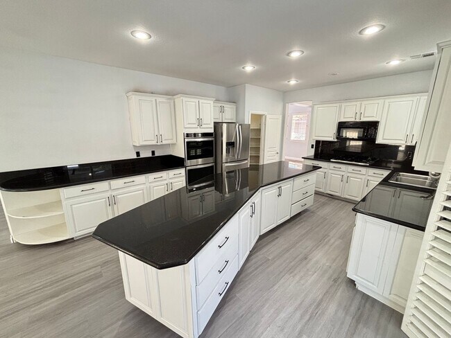 Building Photo - Gorgeous 4bed /5bath home nestled in a gre...