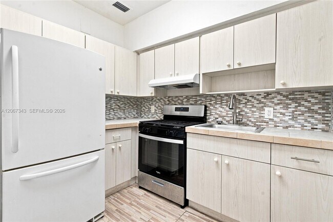 Building Photo - 2920 SW 38th Ct