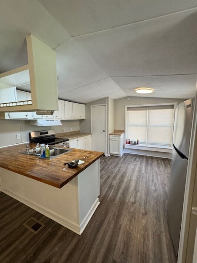 Foto del edificio - 2 bedrooms, 1 full bath located on a quiet...