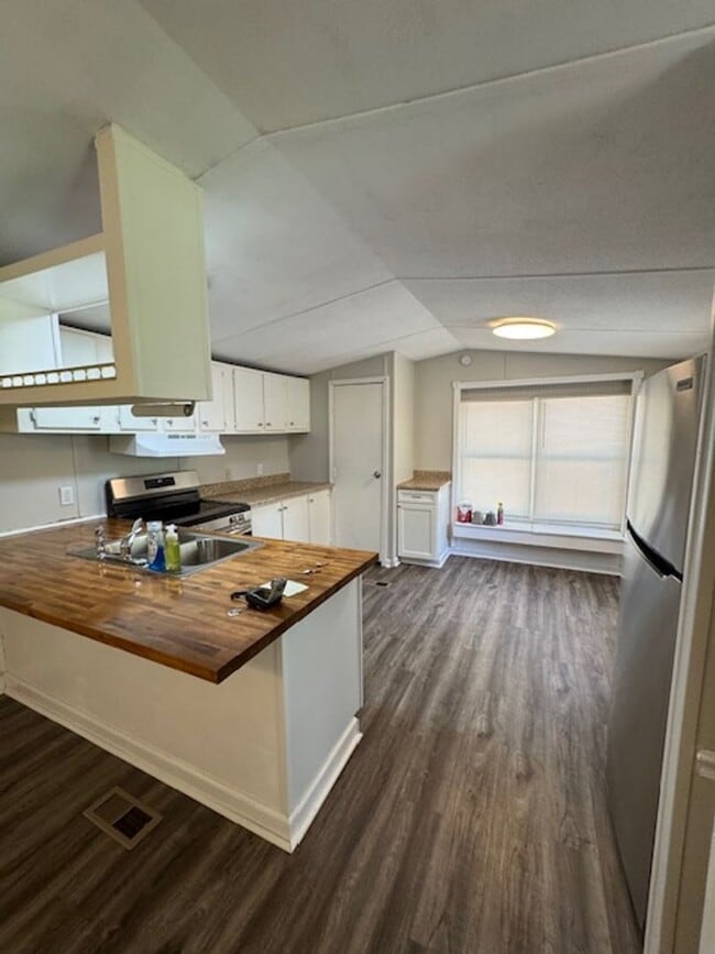 Foto del edificio - 2 bedrooms, 1 full bath located on a quiet lot. 1 story living with a great open floor plan. Very...