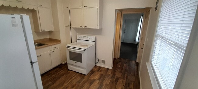 Kitchen (a) - 3934 N Nevada St