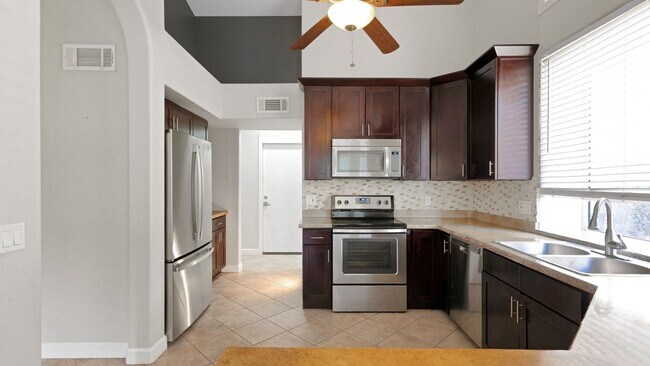 Foto del edificio - eautifully Upgraded Home on a Prime Corner...