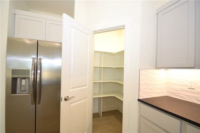 Foto del edificio - 470 Amethyst Rd