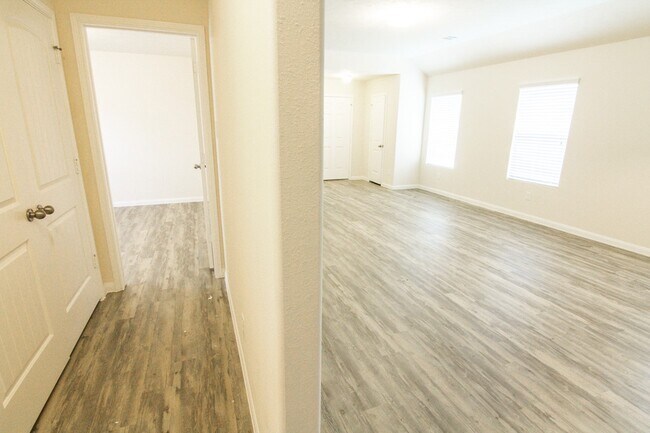 Foto del edificio - 917 Ember Wood Ct