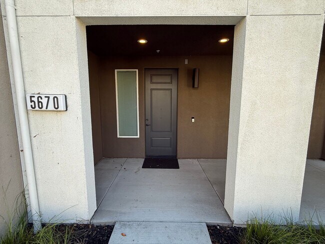 Foto del edificio - 4BD/3.5B Home in Dublin's Boulevard Community, a Stone's Throw Away From Persimmon and Hacienda!