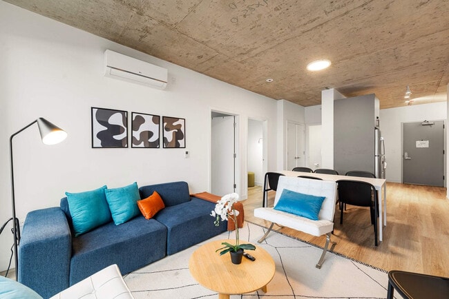 Building Photo - 853 W Blackhawk St