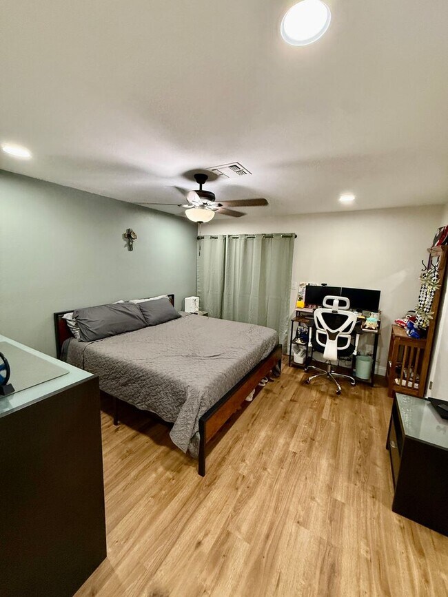 Foto del edificio - Beautifully 4-bedroom, 2.5-bathroom Condo—ready and waiting for you!