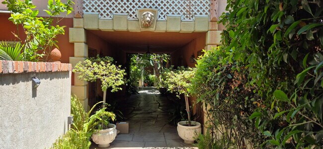 Foto del edificio - 1438 N Laurel Ave
