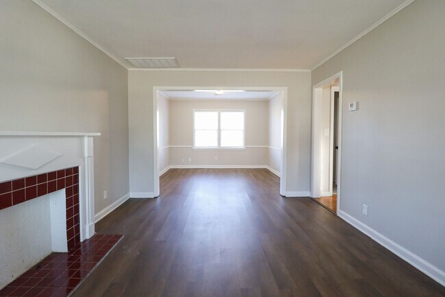 Building Photo - Cozy 2 Bedroom 1 Bathroom Home In Kendall-Whittier