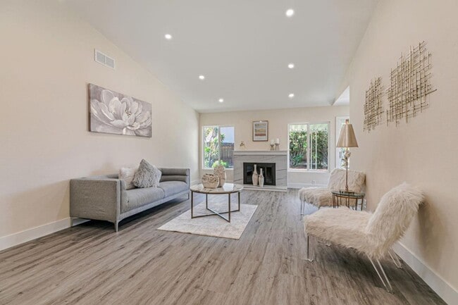 Foto del edificio - Completely remodeled Blossom Valley Home