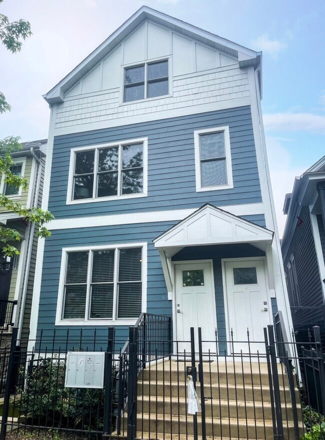 Building Photo - 3114 N Southport Ave