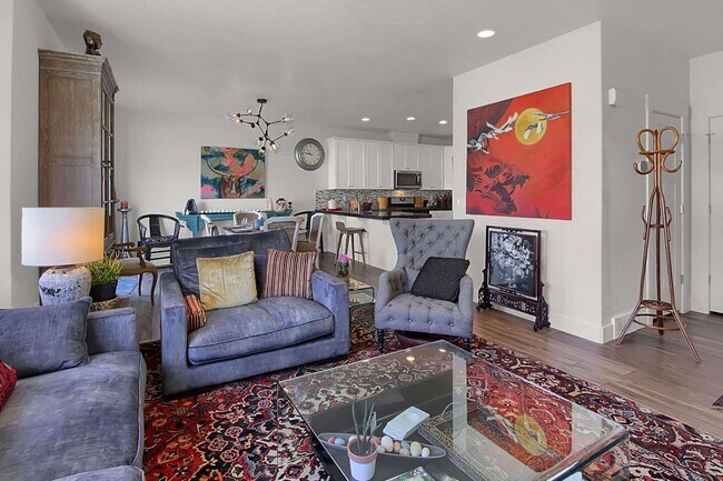 Large Comfortable Seating Area - 7826 Honeycomb Rd