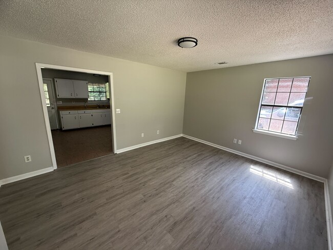 Building Photo - 3820 Donna Dr