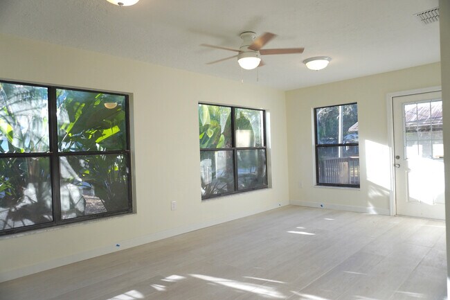 Amplia sala de estar soleada con ventiladores y acceso al aire libre para reuniones de Yankeetown. - 33 63rd St