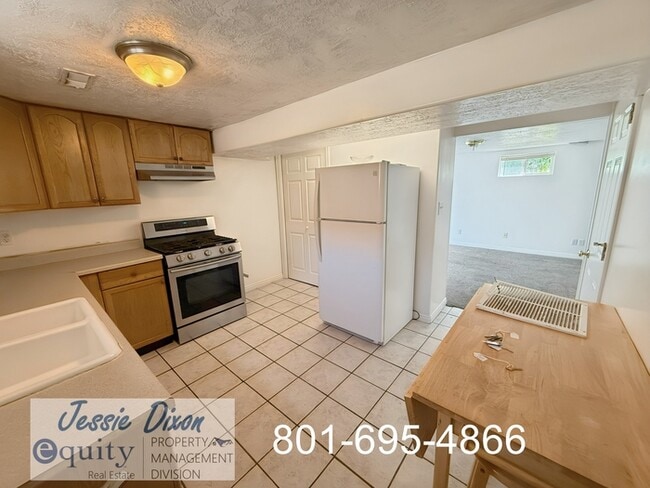 Building Photo - 219 Country Club Dr