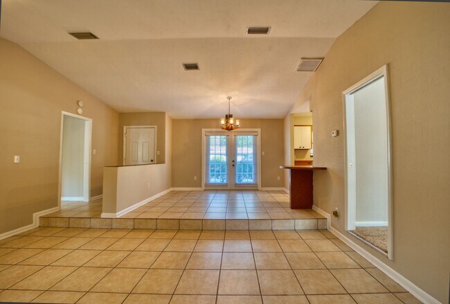 Building Photo - SUBLEASE Darling 2 Bedroom House in Northw...
