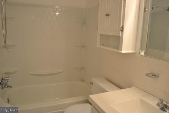 Building Photo - 1523 Colonial Dr