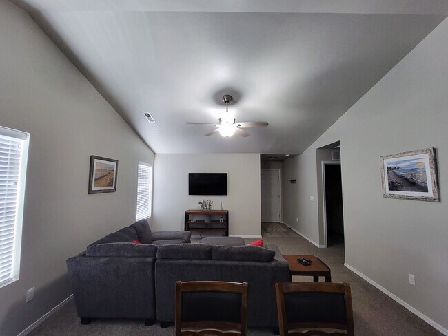 Building Photo - Executive Rental!