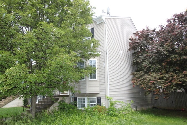 Foto del edificio - Charles Town Townhome