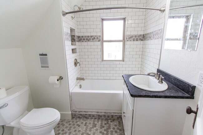 Building Photo - Rehabbed Downtown Top Floor Studio!