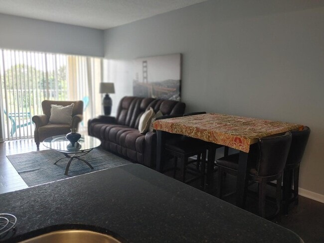 Foto del edificio - 2100 Greenview Shores Blvd
