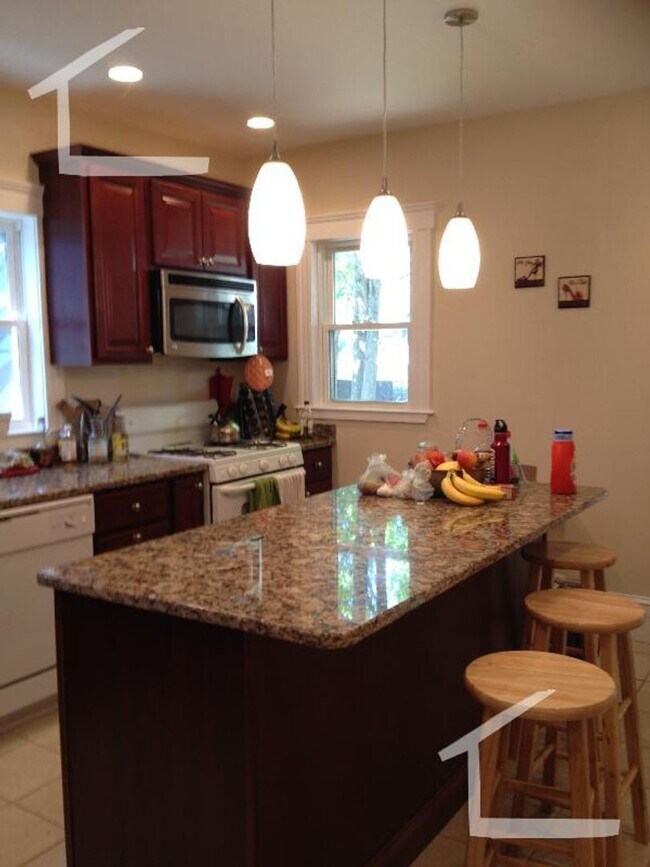 Foto del edificio - Renovated 5 Bed in Brighton – Central Air – W/D in Unit – 9/1 Move-In