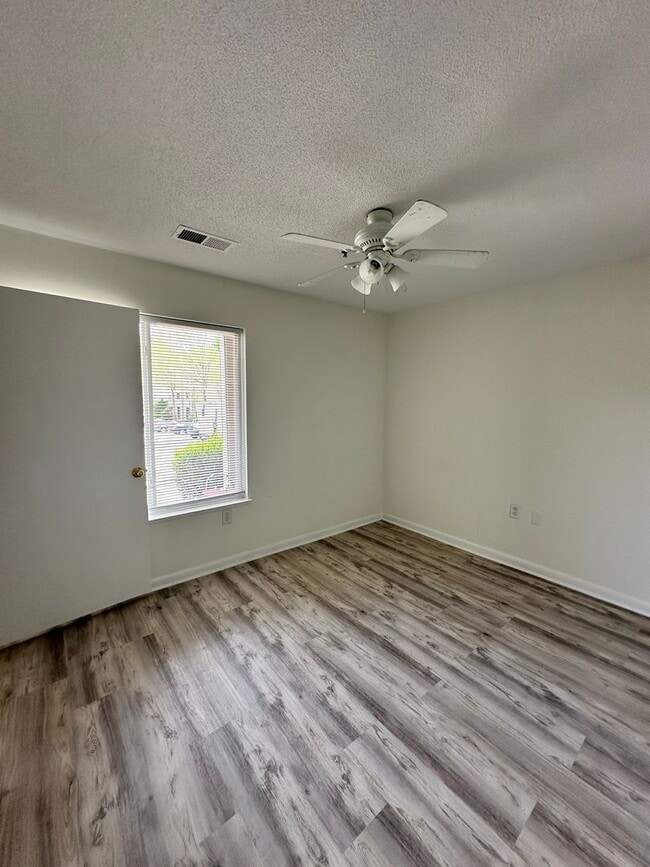 Building Photo - Private Bedroom Suite within Shared 4-Bedr...