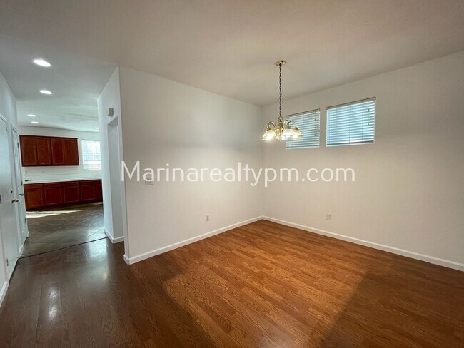 Building Photo - 5 Bedroom 2.5 Bath Two Story House