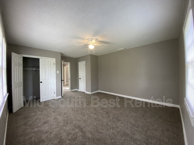 Building Photo - 2204 Labelle St