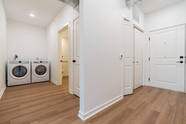 Foto del edificio - The Delaware: 2-Bedroom Apartment