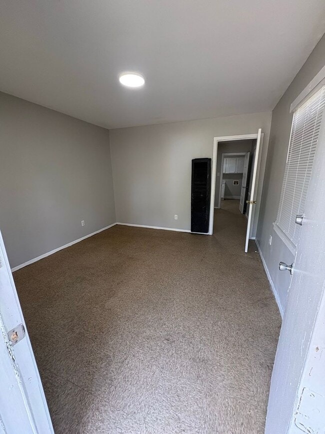 Photo - Charming 2 bedroom 1 bath duplex - Open To Section 8 House