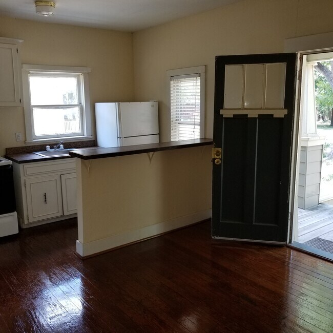 Building Photo - 403 W 4th St