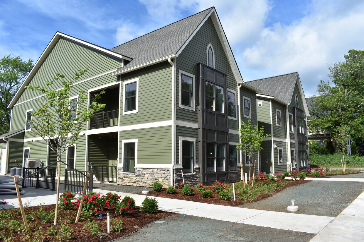 453 Knapp - 443 Knapp St NE