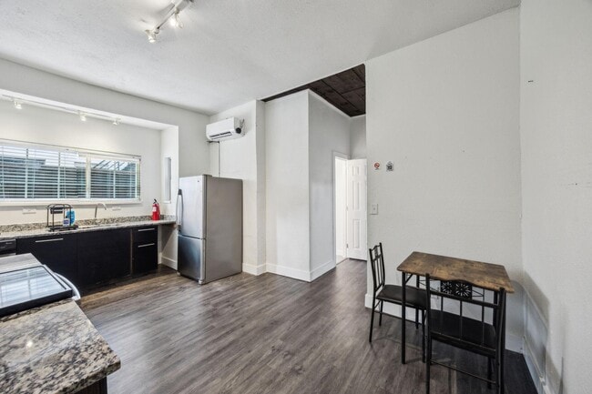 Building Photo - 605 S Oak Cliff Blvd