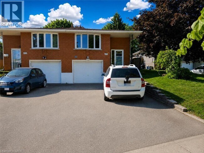 Photo du bâtiment - 637B SILVERBIRCH Road