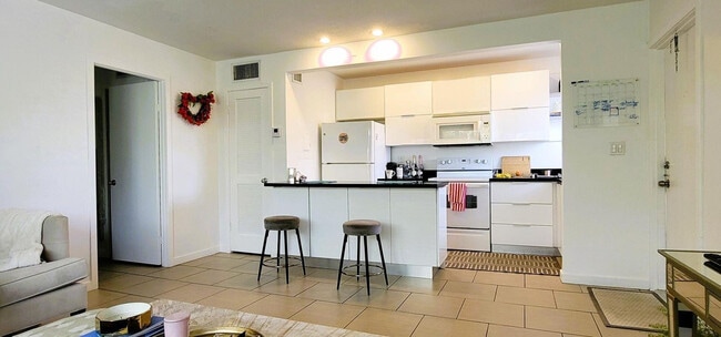 Building Photo - 2830 NE 30th Pl