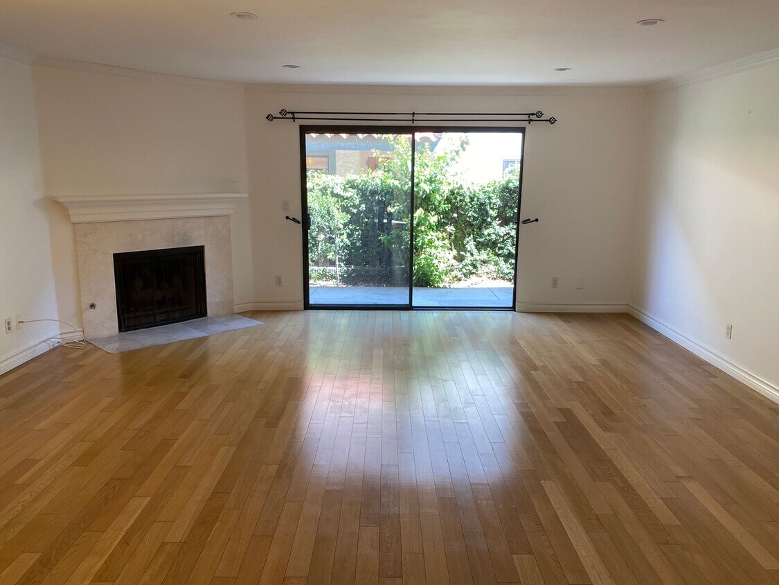 Foto principal - Spacious and Renovated Santa Monica Townho...