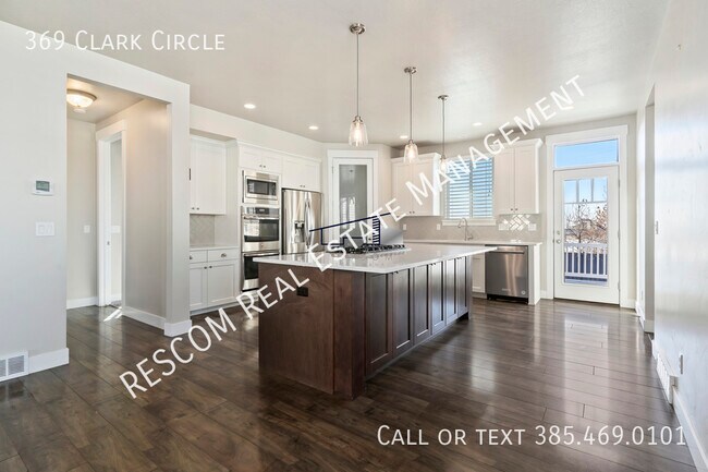 Foto del edificio - 369 Clark Cir