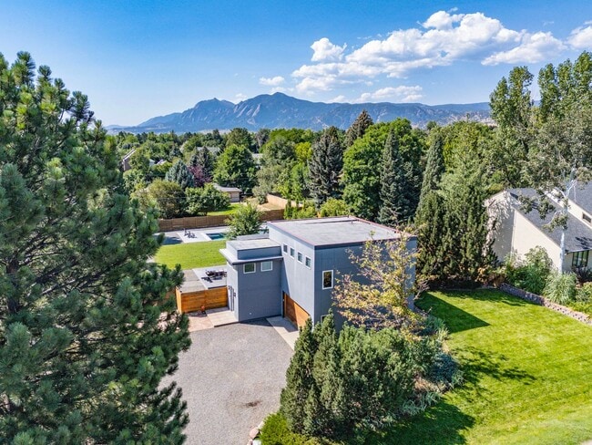 5 bed 3.5 Bath Home in North Boulder W/Large Backyard, Swimming Pool & Jacuzzi! - 5 bed 3.5 Bath Home in North Boulder W/Large Backyard, Swimming Pool & Jacuzzi!
