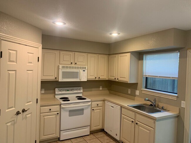 Foto del edificio - 2BR/1BA Town home in Fayetteville! Walk to UofA Campus!