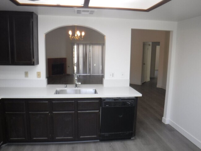 Foto del edificio - CUTE 2 BEDROOM/2 BATH HOME WITH FENCED IN ...