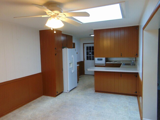 Building Photo - 611 Galloway Dr