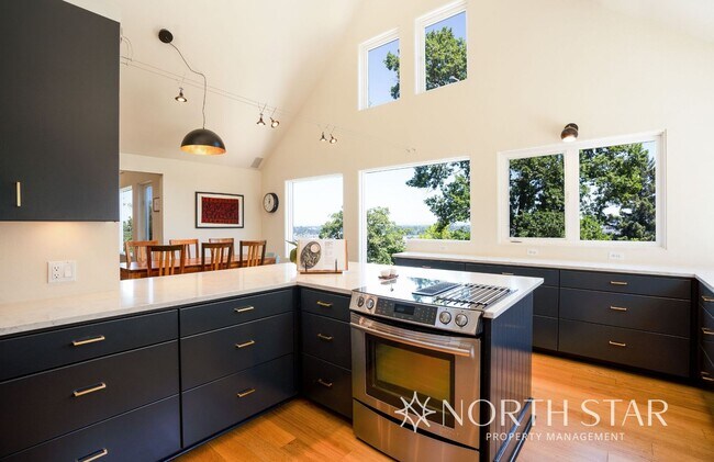 Foto del edificio - Stunning Views Close in NW Portland