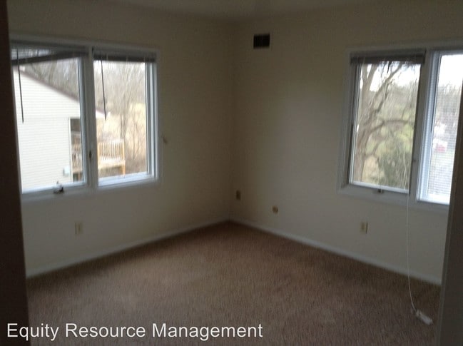 Building Photo - 1525 E Foxcliff Dr S
