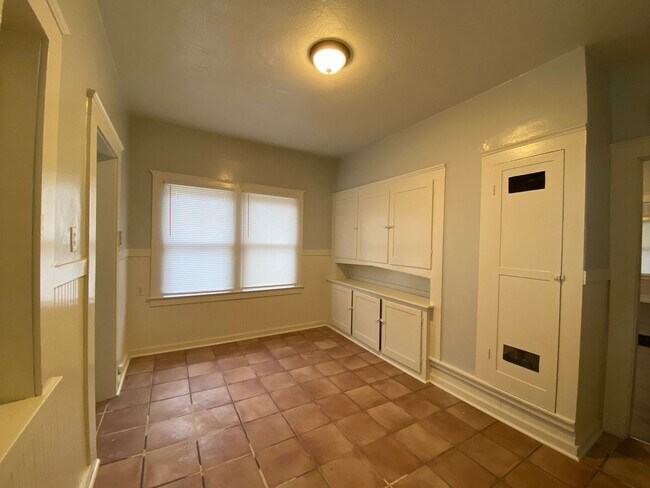 Building Photo - Atwater: $1600 2 bedroom single family home *