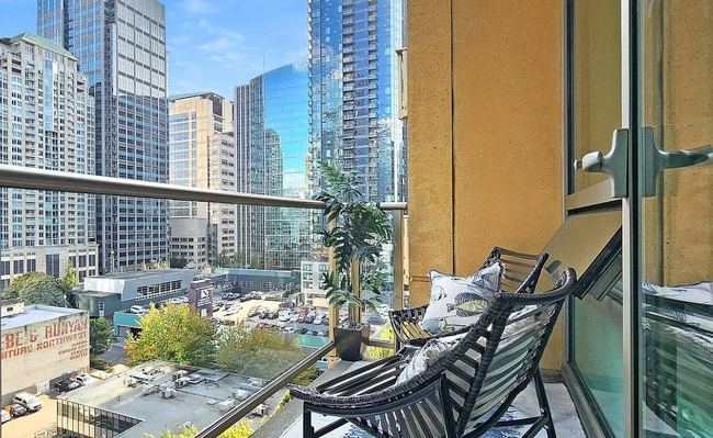 Building Photo - 910 Lenora St