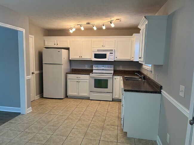 Foto del edificio - 3241 Hardwood Dr