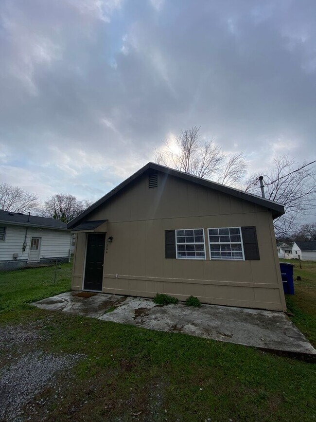 Building Photo - Charming 1 Bed, 1 Bath, Renovated Property...