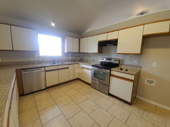 Building Photo - 7605 Misty Ridge Dr N